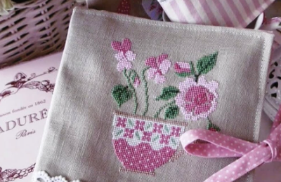 Una tazza di Cuore e Batticuore, da ricamare sulla pochette porta te