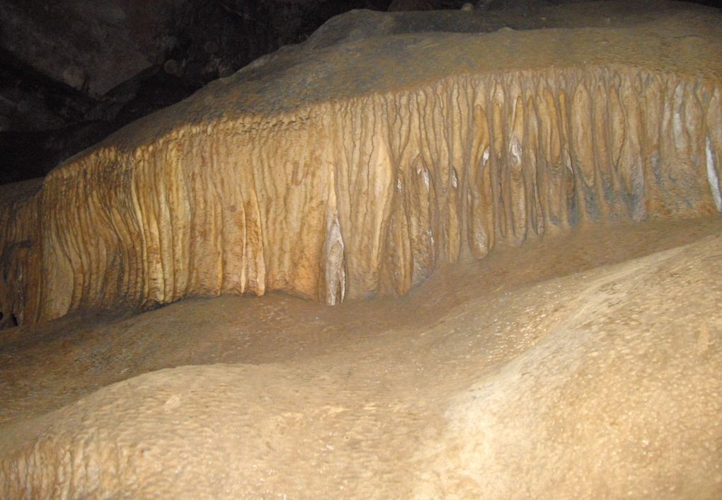 Une merveilleuse petite grotte qui nécessite aucun matériel et qui renferme de splendide concrétion, petit lac,des couleurs magnifique et des finesse particulière......