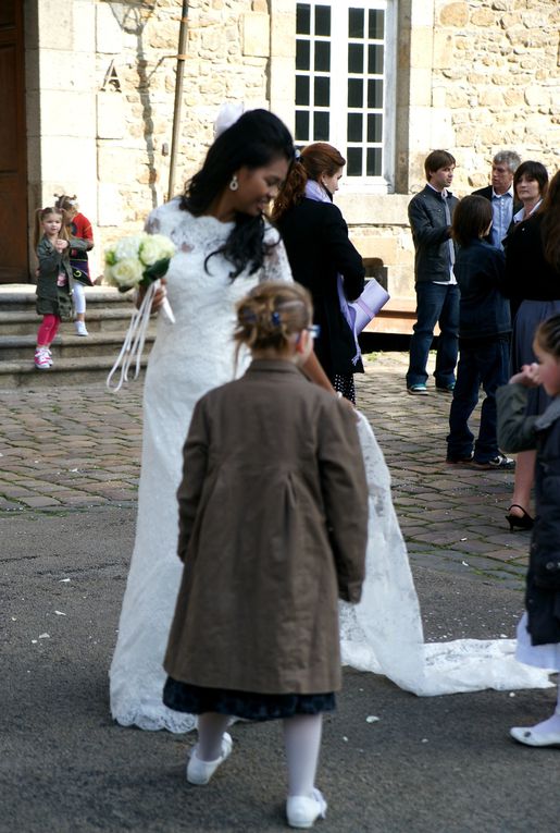 "Vive la mariée !"
La mariée est vêtue d'une belle robe blanche en dentelle avec une traîne.
Cette dernière a posé un petit problème... Les enfants sont là !
"Au secours, maman!"