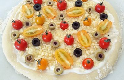Pizza aux tomates cerises avec le fromage spécial pizza ENTREMONT