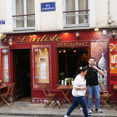 Restaurant l'Artiste 27 rue Gabrielle. Fresque de chats. Meyali.