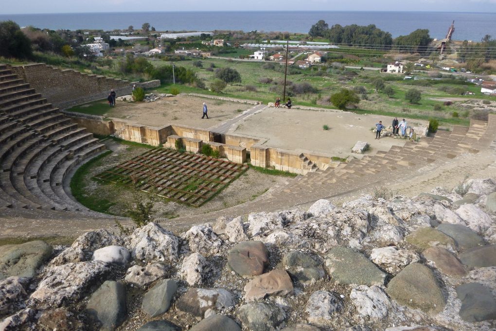 Du haut du théâtre, on domine l’ancienne basilique et la mer, toute proche...