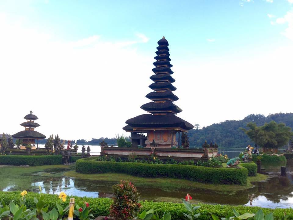  Magnifique temple dédié à la déesse des eaux Dewi Tanu, il flotte au milieu du lac Bratan. 