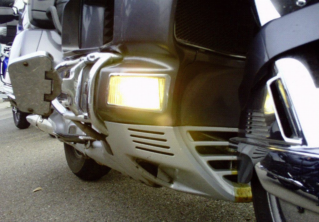 DIAPORAMA 4 PHOTOS - BERTRAND A MIS SES SACOCHES DANS LE BON SENS HAHAHA  OH DES LEDS - ET LA 15 DE JACK GRISE COMME LA MIENNE - BRICOLAGE SUR LES FEUX DE TROTTOIRS