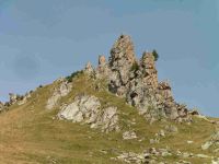 Des rochers en bordure du col du Fruit. D'en haut une vue sur les sommets dont le Mont Blanc.