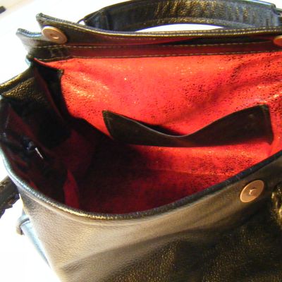 SAC A MAIN EN CUIR NOIR DOUBLE DE ROUGE