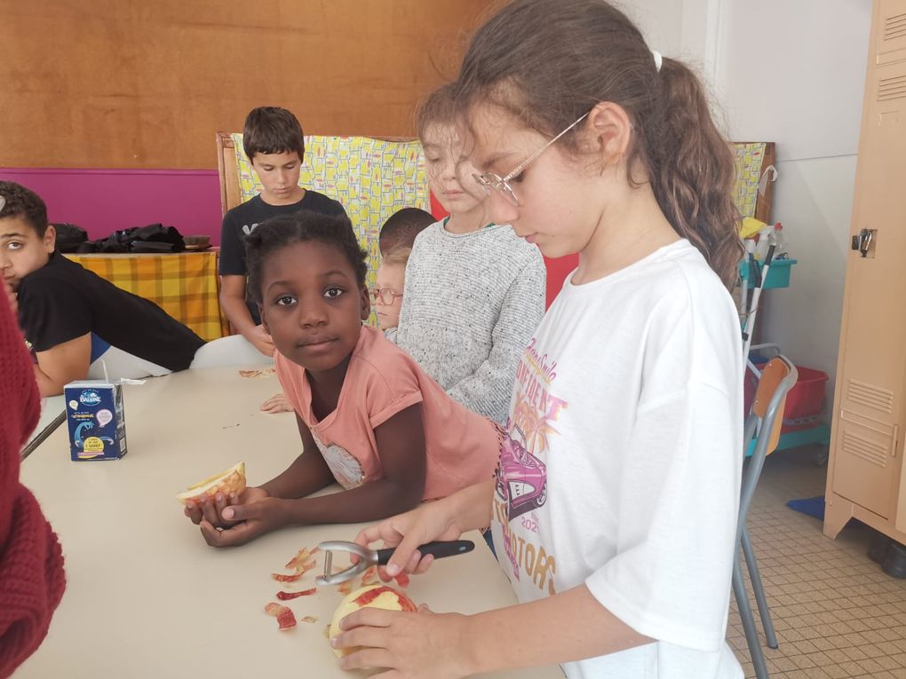 On ne s'ennuie pas au CP B pâtisserie, ateliers divers, gymnase, anniversaire, le tout dans la joie la bonne humeur et les copains. 