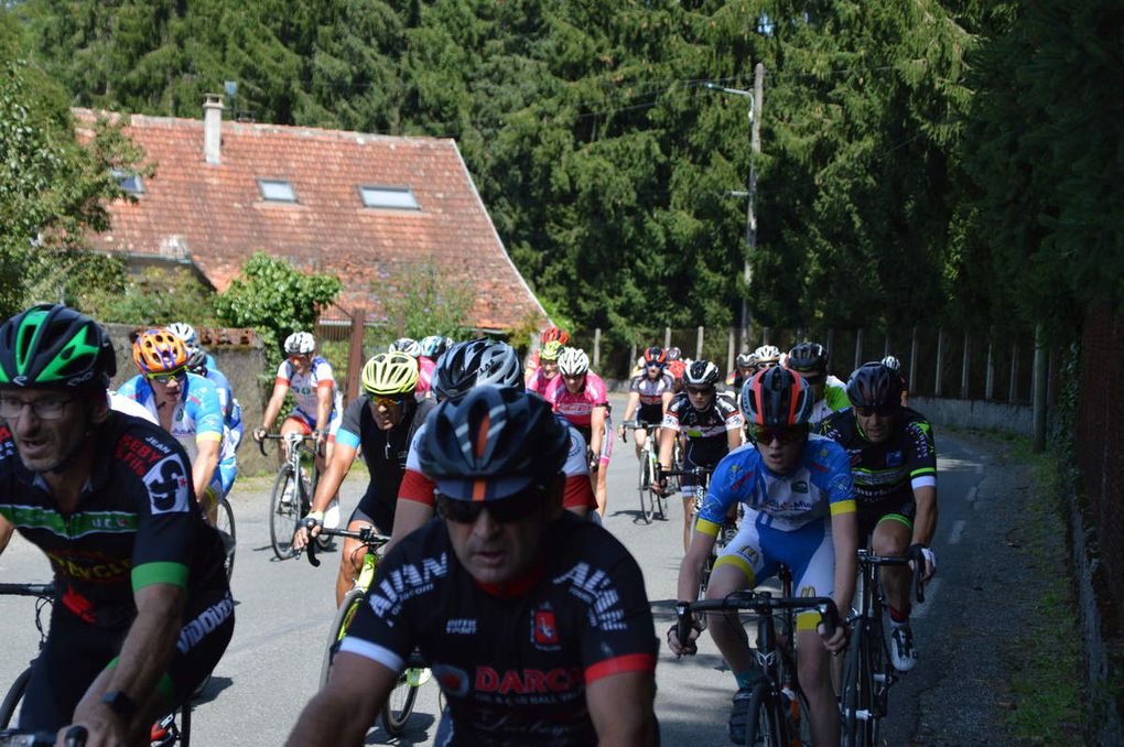 Loïc fait une très jolie course et tient le peloton jusqu'au bout. Il fait 2ème après un sprint très long et bien disputé par Loïc.