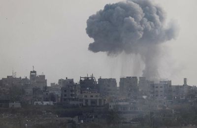 Gaza : les Palestiniens accusent Israël d'un «massacre» après des frappes contre des déplacés à Rafah