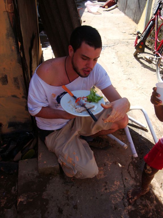 Nous sommes retournés 15 jours après dans la favela où nous avions construit la maison, afin de peindre la maison et de revoir la famille et l'agencement qu'il avait fait de la maison.