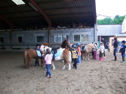 initiation des CP à l'équitation à l'école du Puit des Mèzes - juin 2010