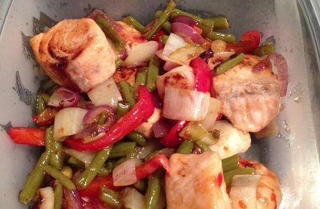 Poisson et poêlé de légumes, sauce aux piments