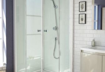 Installation de douche moderne par un expert plombier