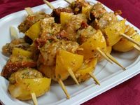 4 - Couper les suprêmes de poulet en gros dés et les mettre à macérer de 1 à 2 h dans la marinade. Les monter ensuite en brochettes en alternant morceaux de poulet, tomates séchées et citrons confits. Une douzaine de merguez viendront s'ajouter à la fiesta, mais seront cuites à part sur un grill électrique.