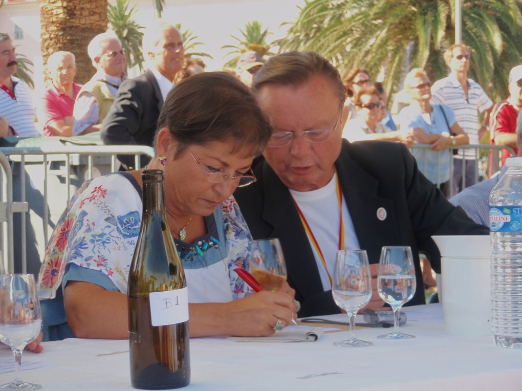 Les participants à la fête, au jumelage et au concours des vins.