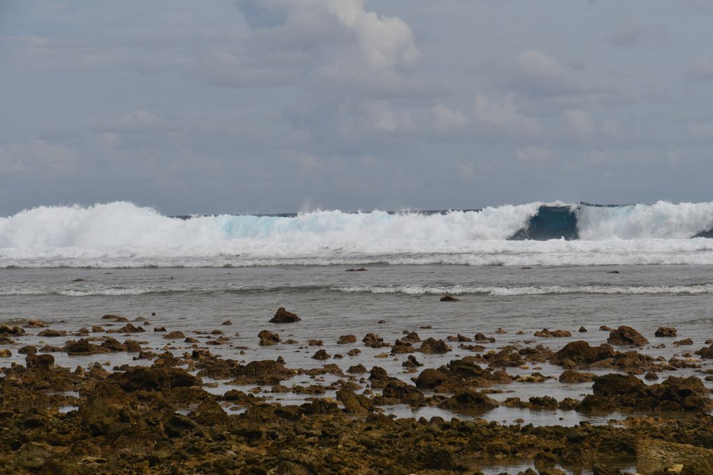 Toujours les vagues qui se fracassent sur la barrière, les farés des familles et une chapelle !