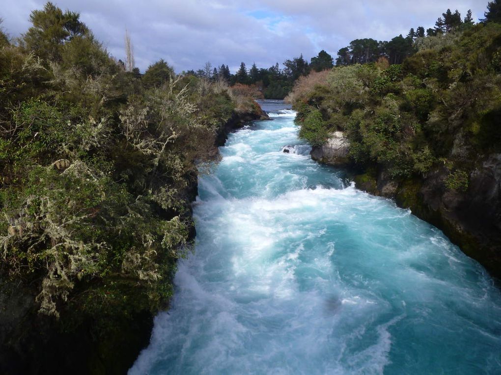 nuit dans l'aéroport de Santiago (Chili),Réjane VS Azog,Wellington et sa superbe expo Gallipoli, les Red rocks, Huka falls, Wai-o-tapu (lacs et grottes de souffre) et sa fameuse champagne pool et surtout avec Laetitia et Clément. 1ère photo à 4: le bain du diable, 2è: champagne pool