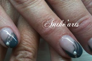 French orientale grise avec strass sur ongles américains 