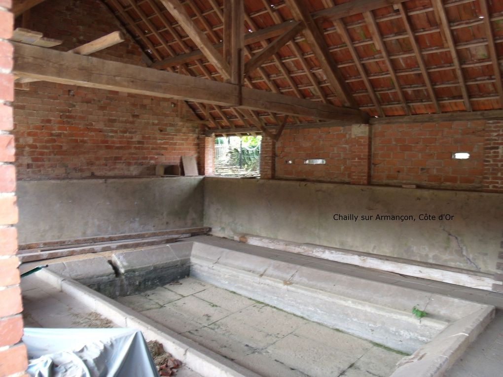 Lavoir de Chailly sur Armançon, Côte d'Or. Il est situé sur la D977 bis (au carrefour de la D977 bis et de la D108 c)