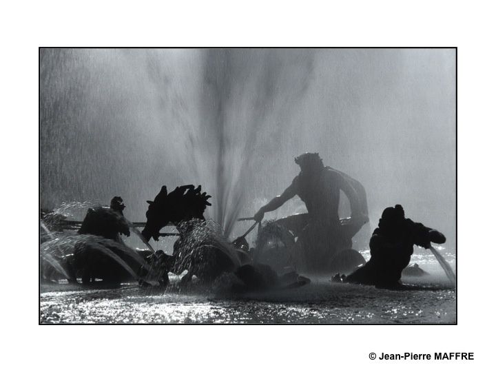 Le groupe en plomb installé au centre du bassin d’Apollon a été redoré dans les années 1980. Apollon surgit de l'eau face au soleil levant monté sur un char tiré par quatre chevaux entourés de quatre tritons et de quatre poissons. 