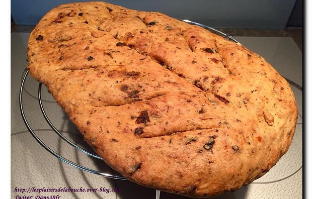 Fougasse olives noires et tomates séchées.