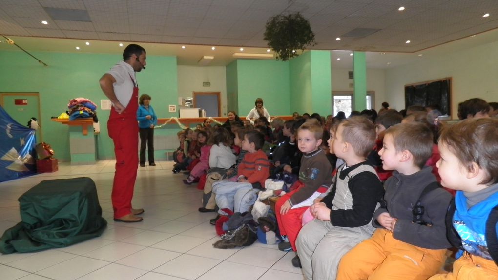 Spectacle de Noël avec toutes les classes à la salle des fêtes de St Paul