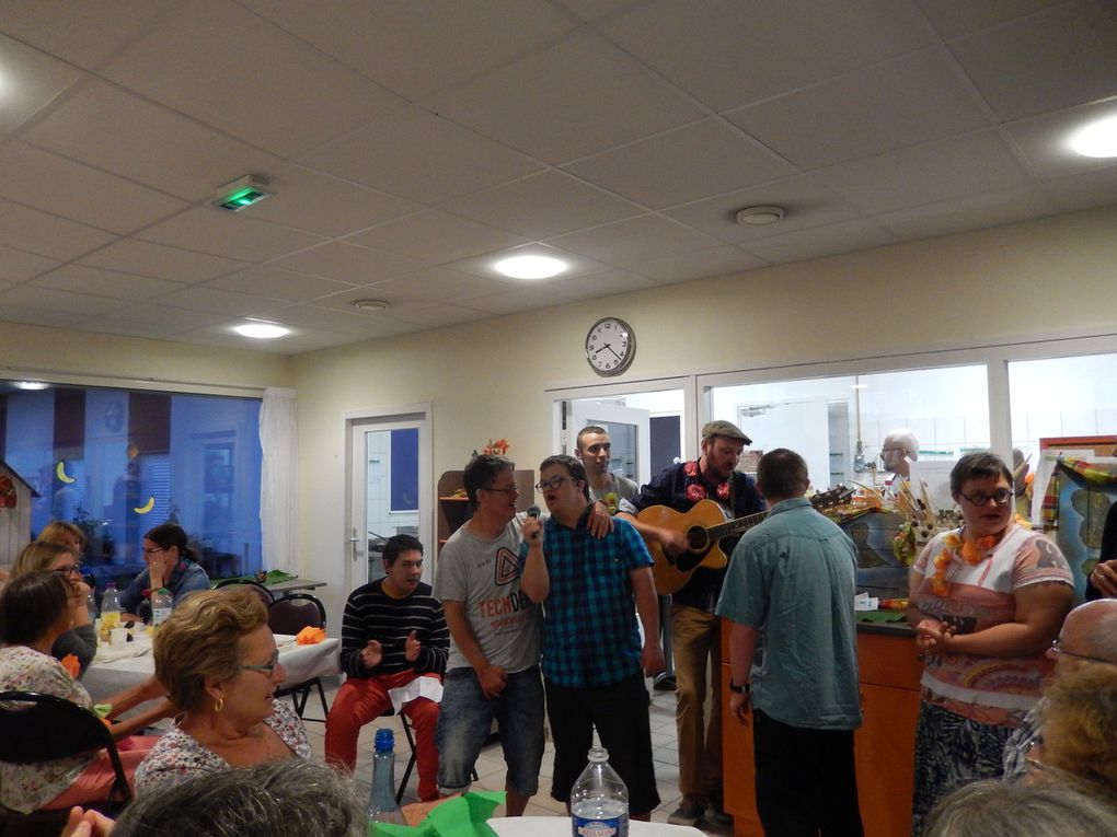 soirée agréable ou  un karaoké endiablé,  provoque  un départ d'une bien sympathique ' chenillette '...