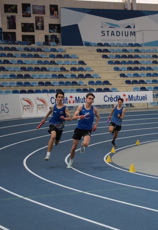 Relais mixte 4x200m minimes de l'ASPTT : Jean-Claude FERRON préparant l'équipe ; Yannis LE RUYET, Lily-Rose CARANTA, Anaïs BIGOUNDOU, Jacky CHARPENTIER et Loris CARRARA.