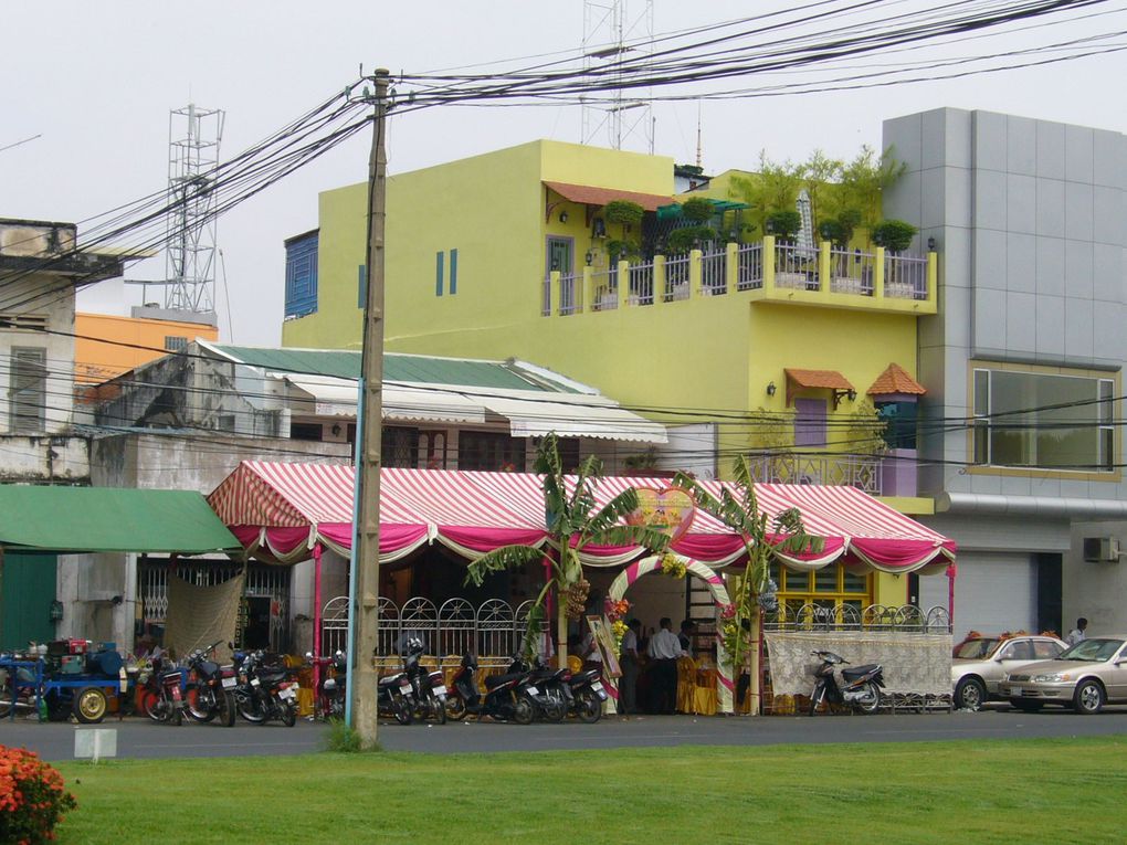 Une visite dans Phnom Penh, remarquable capitale du Cambodge. Au hasard des rues et des rencontres, j'ai photographié des lieux, des monuments et des personnes (avec leur autorisation toujours), des temples et des Bouddhas, la nature exubérante sou