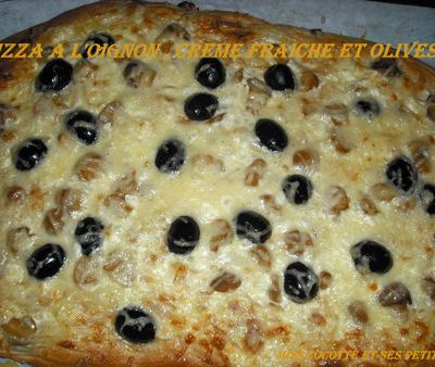 Pizza à l'oignon , crème fraiche et aux olives noires
