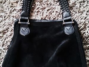 Sac dain et simili cuir  noir (très bon état )    Prix  10€