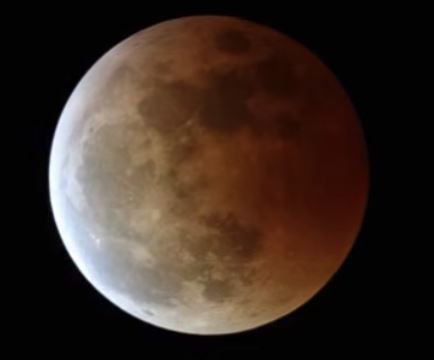 Déroulement d'une éclipse de Lune : on voit nettement la couleur cuivrée Sources : Wikipédia