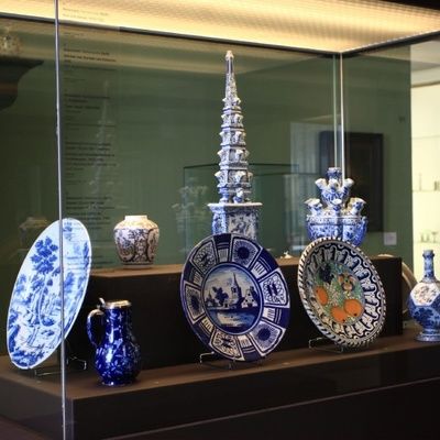 Comment choisir un meuble vitrine ? (Conseils, prix, modèles)