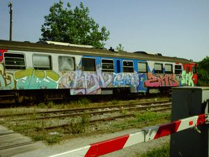 BLOQUÉ PAR UN PASSAGE A  NIVEAU - UN TRAIN TAGUÉ - ON EST PAS DÉPAYSÉ