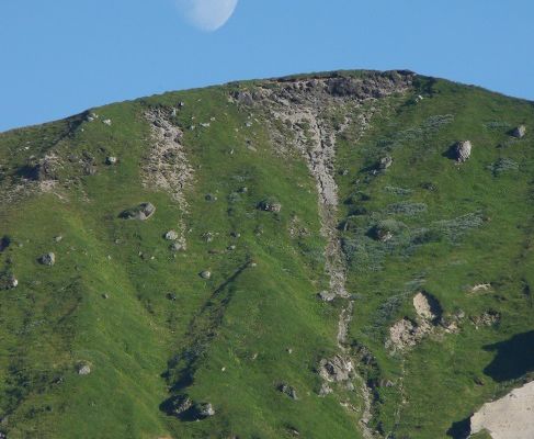 Photo : quand la lune se pose sur le Mont-Dore