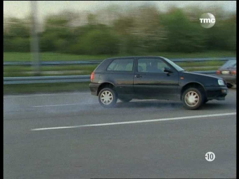 Quelques images tirées de la série pour illustrer la théâtralité de l'accident