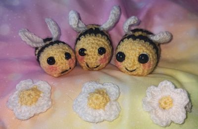 Amigurumi : de petites abeilles et leurs fleurs au crochet