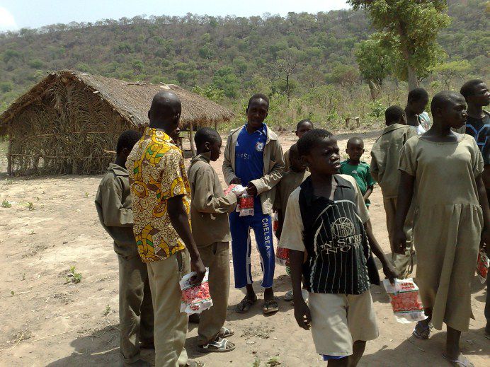 Distribution des bonbons du conteneur reçu en 2011 grâce aux efforts de Franziska et Leo Strauch d'Allemagne. Le nom de photo indique en même temps le lieu de la paroisse. C'est juste quelques exemples, car tous les diocèses du Togo et quelques p