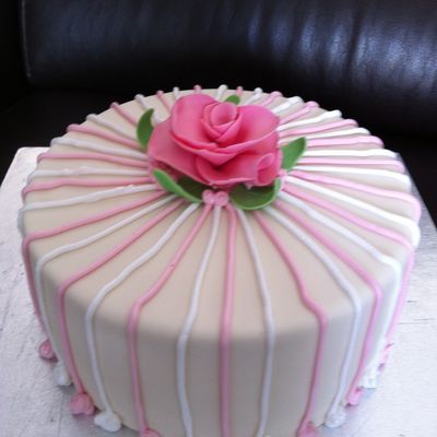Gâteau en pâte à sucre et royal icing