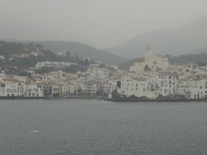 La baie de Cadaques sous la brume