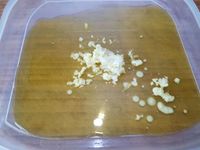 1 - Préparer à l'avance la marinade pour les gambas en ajoutant successivement les ingrédients suivant dans un récipient pouvant contenir les brochettes de gambas : un bon fond d'huile d'olive, l'ail pelé, dégermé et écrasé, le gingembre râpé, les épices et les herbes, le sel et le poivre. Mettre les gambas à mariner dans cette préparation pendant 2 à 3 h en les retournant de temps en temps pour bien imprégner toutes les faces. Découper le fromage manchego en petits cubes. Egoutter les brochettes de gambas pour retirer l'excédent d'huile, les déposer sur une plaque allant au four recouverte de papier aluminium et les passer au grill pendant 2 à 3 mn sur chaque face.