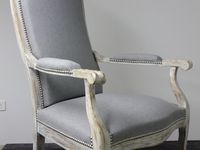 Fauteuil voltaire , clous chrome brossé , tissu couleur mode 