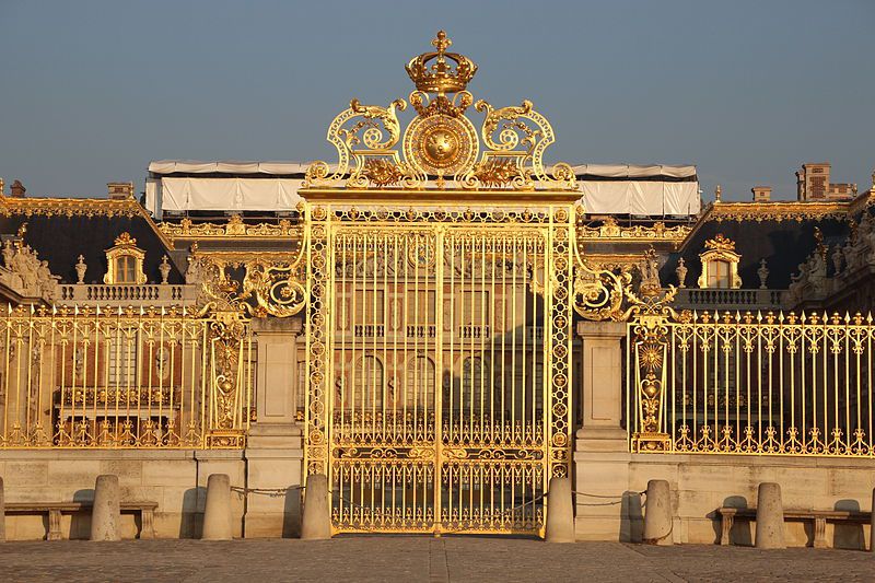 Château de Versailles, porte de la grille au lever du soleil.