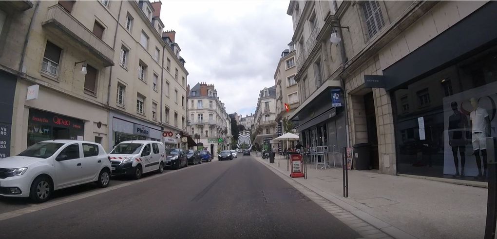 Les vitesses sont-elles respectées dans la zone de rencontre de la rue Denis Papin à Blois ? Ne pas confondre vitesse de pointe (encore possible) et vitesse moyenne (sensiblement réduite ?) 