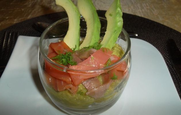 Verrine de guacamole, chou blanc et saumon fumé