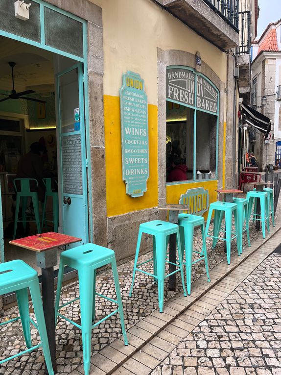 Les façades colorées, les petits bars et les rues vide dans la journée mais remplies de jeunes à la nuit tombée 