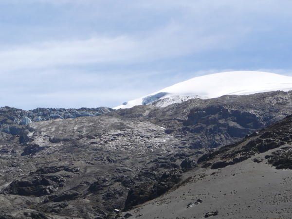 <p>Le nevado del Ruiz est un volcan encore en activit&eacute; &agrave; 5321 msnm avec 2 crat&egrave;res, la Olleta (en photo) et el Alto la Pira&ntilde;a. Le 13 novembre 1985, apr&egrave;s quelques jours d&rsquo;activit&eacute;s, une avalanche de boue due &agrave; la fonte du glacier va ensevelir le village d&rsquo;Armero laissant plus de 25 000 morts. Depuis, tout est relativement calme mais ce volcan est toujours consid&eacute;r&eacute; en activit&eacute;. Il est devenu une attraction touristi