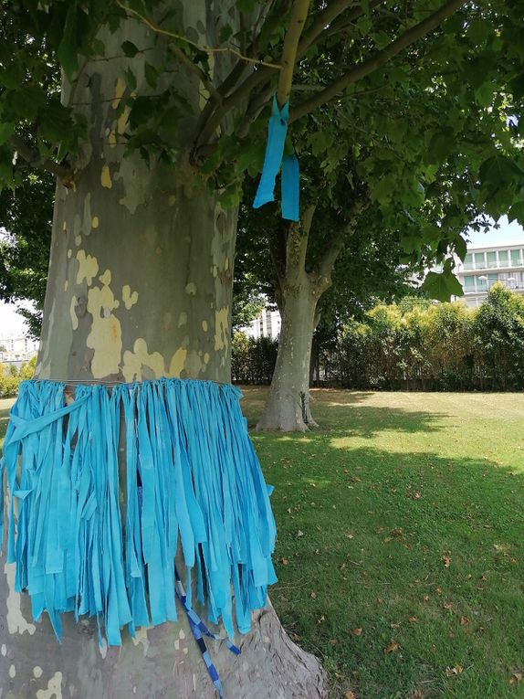 Blue shaman's tree. NatiNath installation dans le parc de l'institut