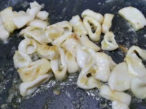 4 - Mettre votre four à préchauffer th 6 (180°). Fariner légèrement les morceaux de poisson et les calamars. Faire revenir à la poêle avec l'huile d'olive séparément, la lotte, puis les calamars, réserver. Pour terminer le sofrito, verser dans une poêle un filet d'huile d'olive pour faire suer la préparation ail/oignons hachés, rajouter  la cuil. à soupe de farine, le safran, le piment, la purée de tomates, le cognac, le fumet de poisson et le vin blanc. Bien mélanger, saler, poivrer et laisser épaissir quelques minutes.