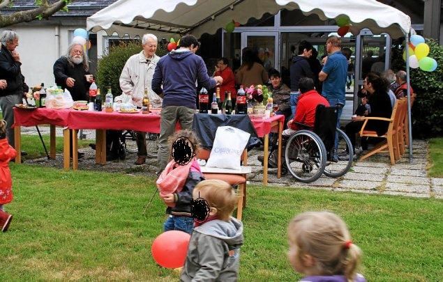 L'année 2017: photos en vrac (pétanque, rencontres inter-générationnelles, fête des voisins, sortie à Penhors, loisirs créatifs, bricolage, médiation animale, concerts et autres)